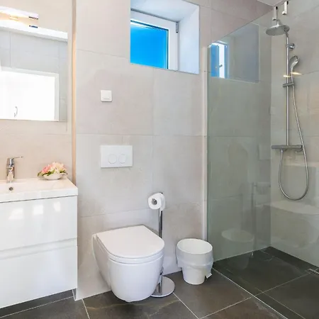 度假居 Strandvilla Miri Rose Mit Beheizbarem Pool By Interhome *