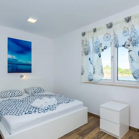 度假居 Strandvilla Miri Rose Mit Beheizbarem Pool By Interhome *