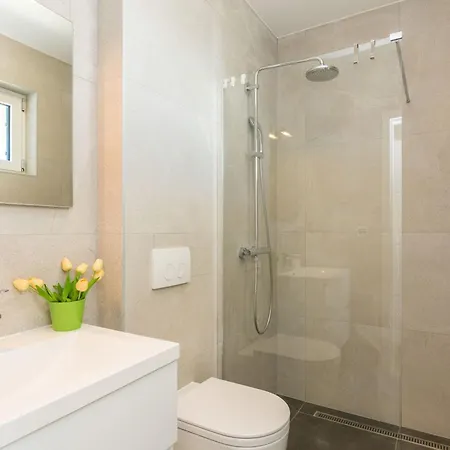 度假居 Strandvilla Miri Rose Mit Beheizbarem Pool By Interhome *